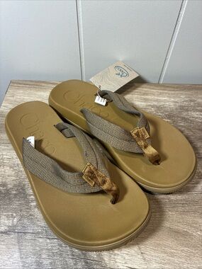 Chaco Men’s 9 Tan/Gold Cushioned Flip Flops with Striped Fabric Straps Beach